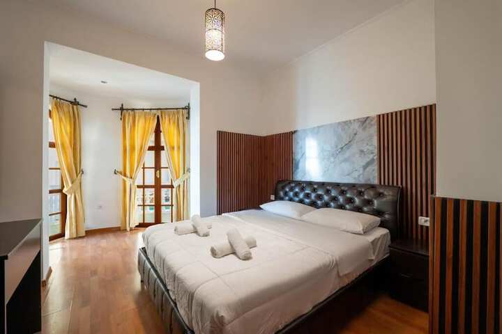 Room 42 of 100