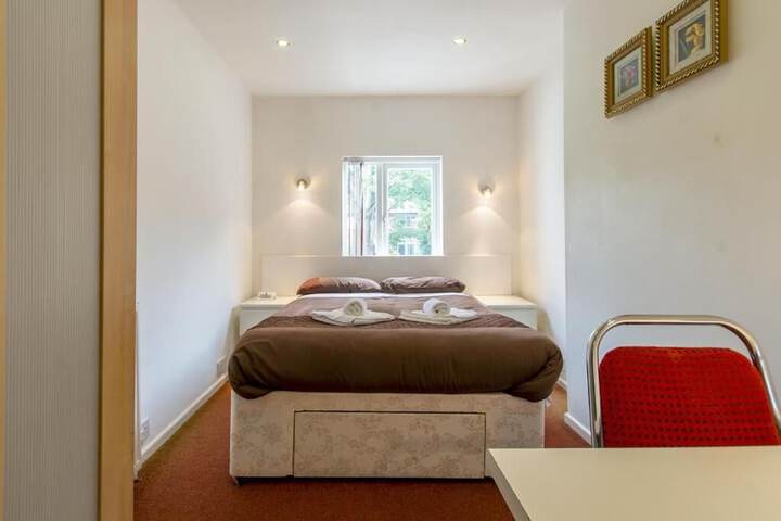 Room 4 of 18