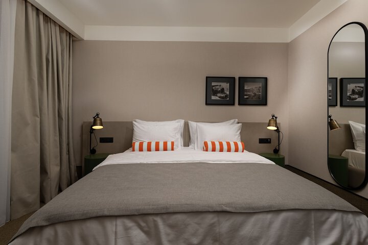 Room 11 of 38