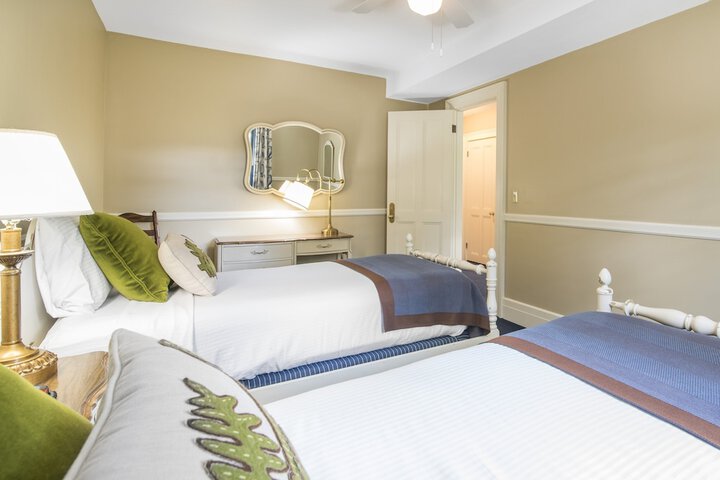 Deluxe Queen Bed Accessible (14 of 19)