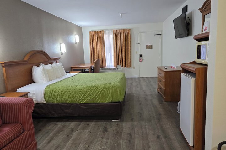 1 King Bed (1 of 8)