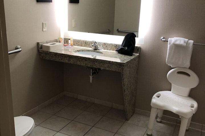2 Queen ADA Accessible Room (4 of 5)