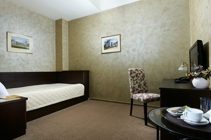 Room 6 of 28