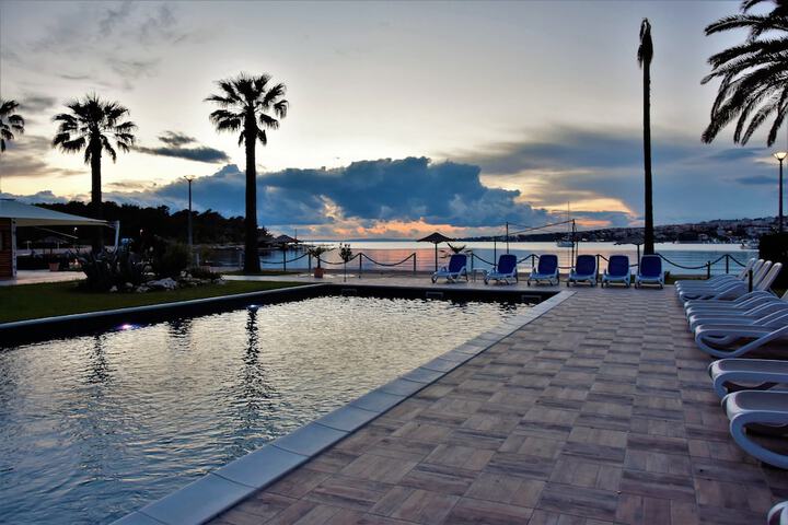 Pool 20 of 52