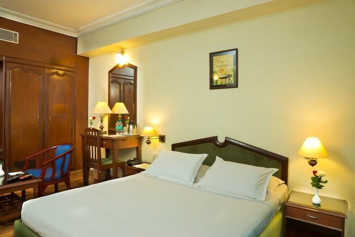Room 10 of 14