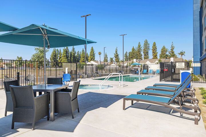 Swimming pool at Hampton Inn & Suites Bakersfield Central