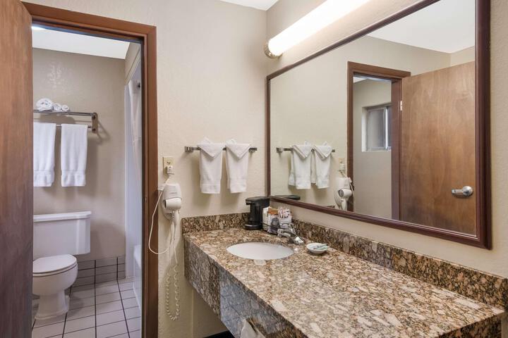 2 Double Beds Upstairs High Speed Internet Micro Frig Full Breakfast (8 of 9)