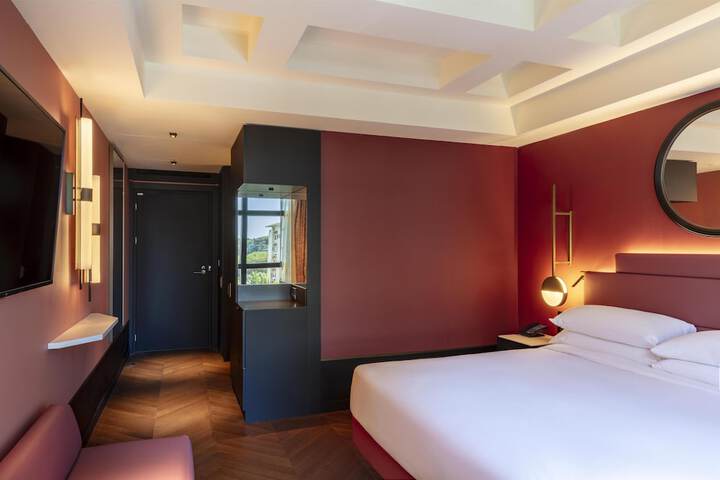 Room 43 of 147