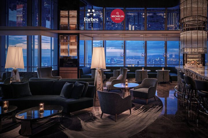 Lounge 45 of 61
