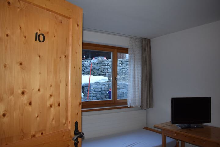 Room 16 of 40