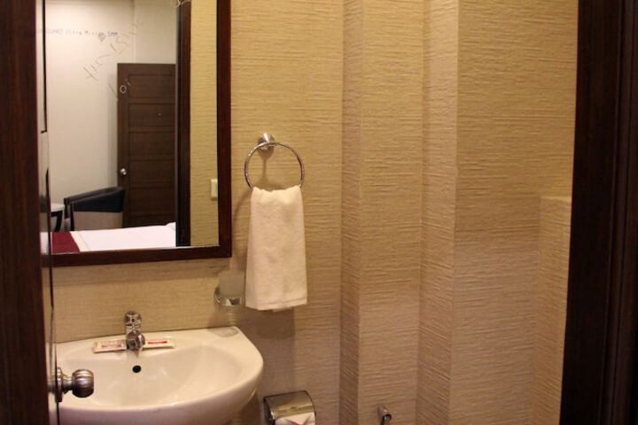 Room 9 of 28