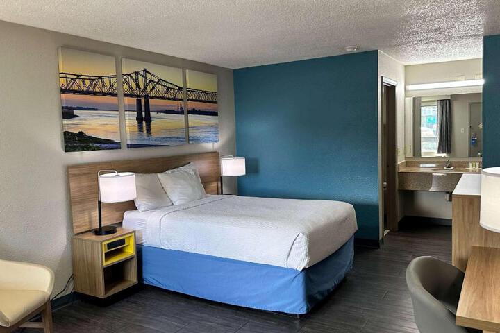 1 Queen Bed Mobility Accessible (3 of 4)