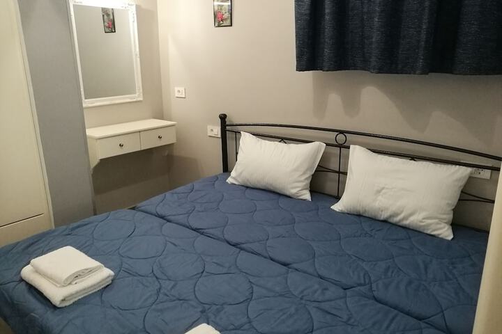 Room 7 of 104