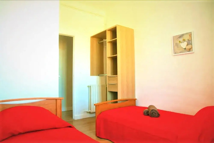 Room 5 of 8