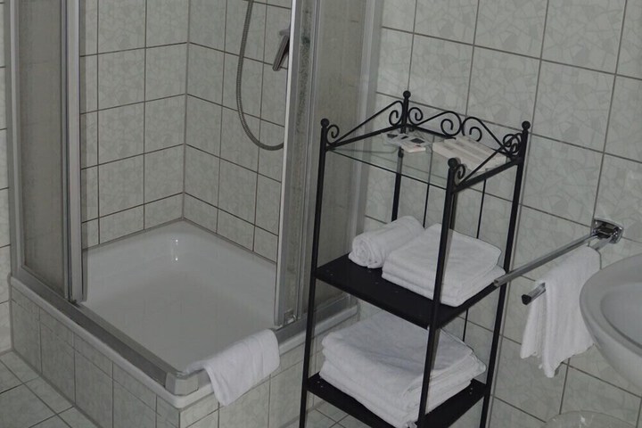 Room 8 of 19