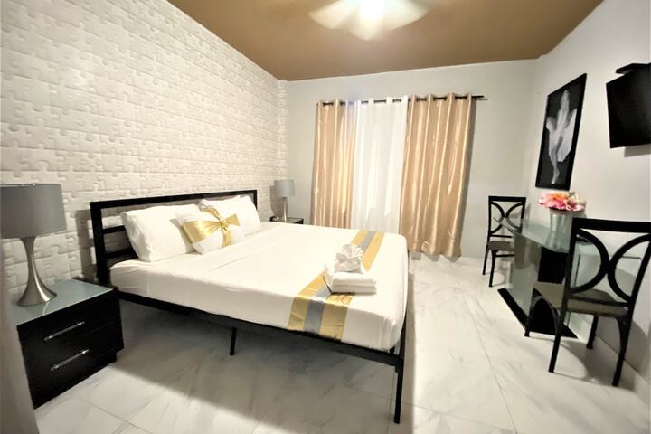 1 Queen Bed (9 of 12)