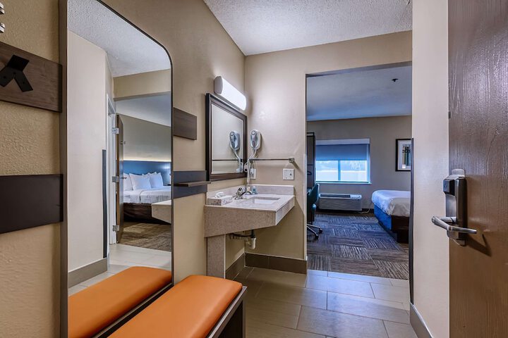 2 Queen Beds (1 of 15)