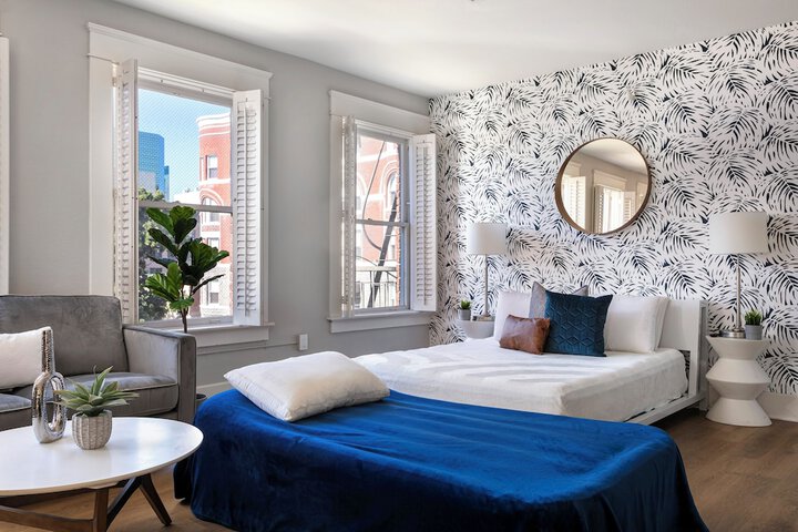 Room 14 of 200