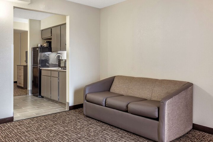 1 Queen Bed (2 of 8)