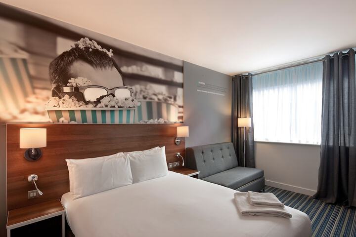 Room 6 of 42