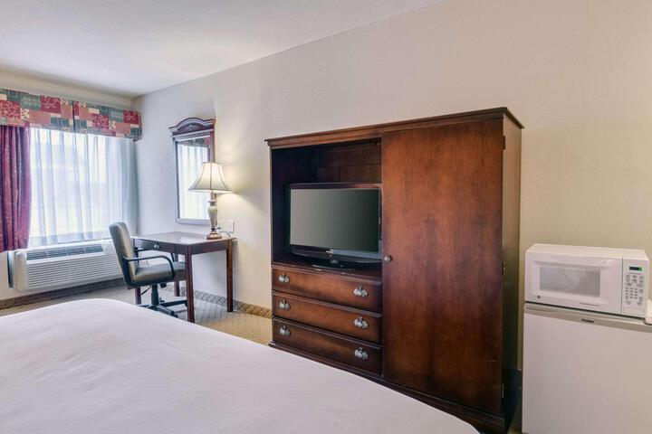 2 Queen Beds (5 of 7)