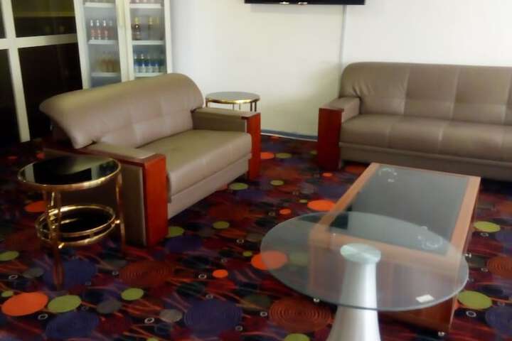 Lounge 19 of 27