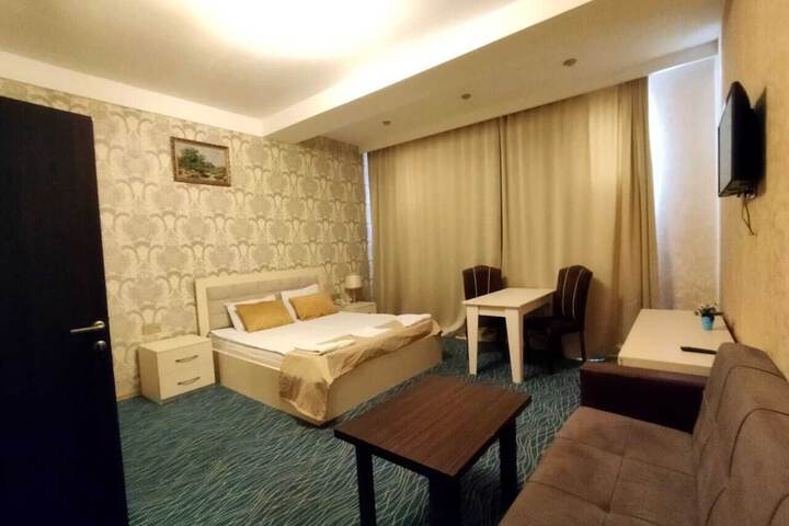 Room 6 of 18
