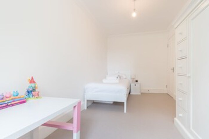 Room 10 of 32