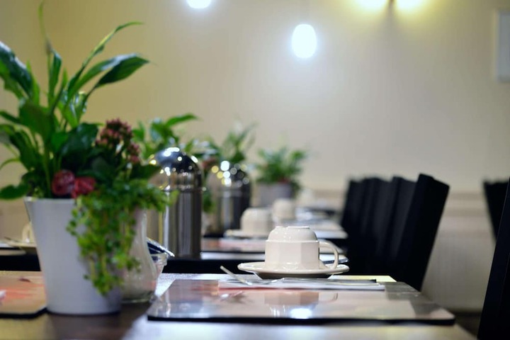 Dining 32 of 40