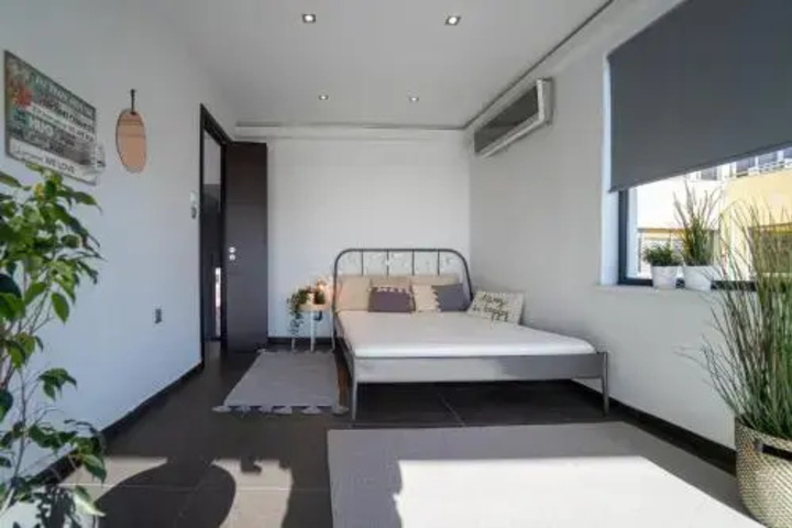 Room 6 of 9