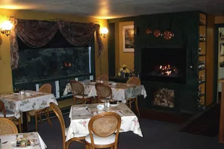 Dining 33 of 45