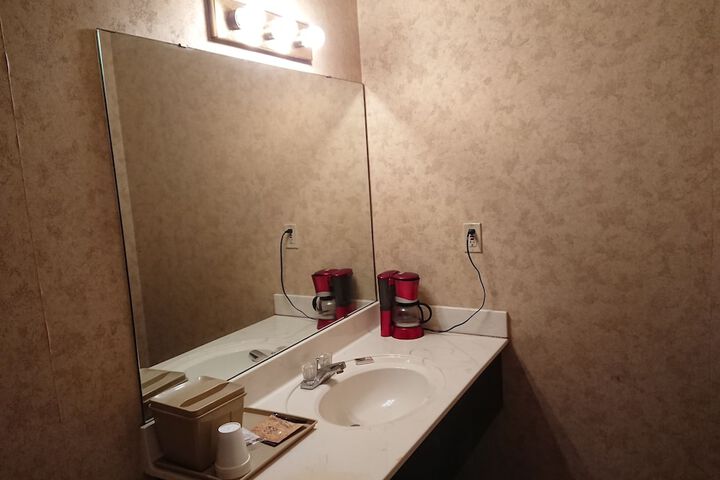 Room 17 of 37