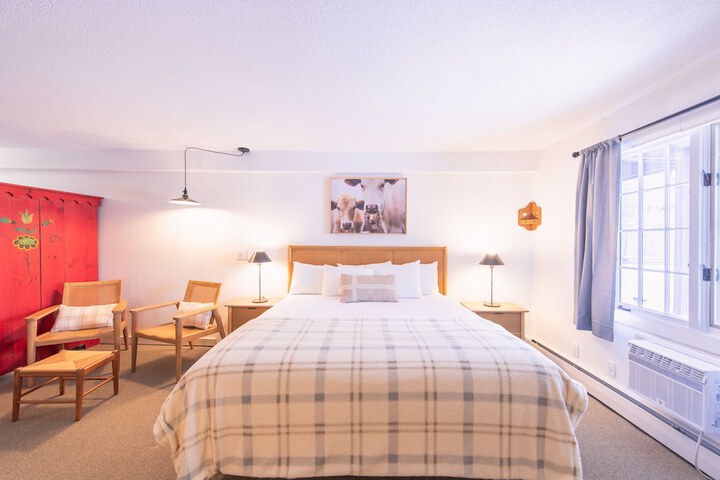 Superior King Bed (6 of 23)