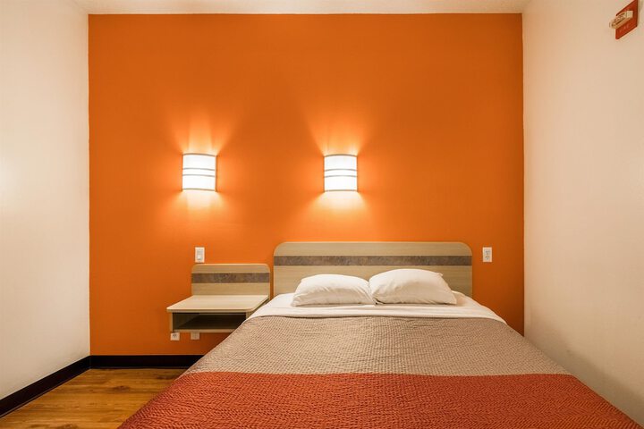 1 Queen Bed (3 of 16)