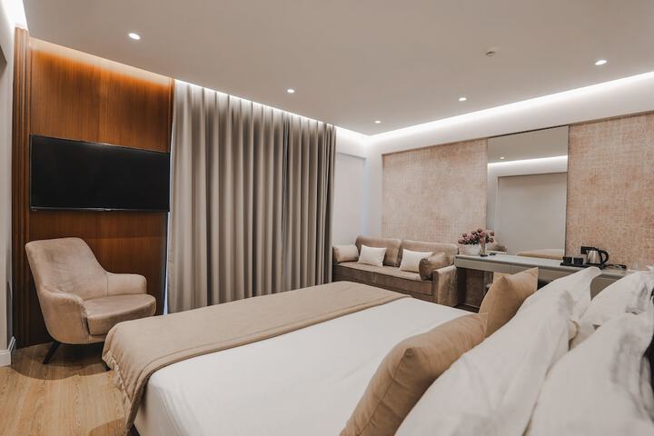 Room 11 of 76