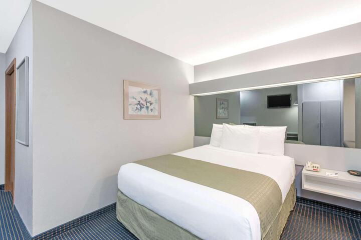 1 Queen Bed (12 of 16)