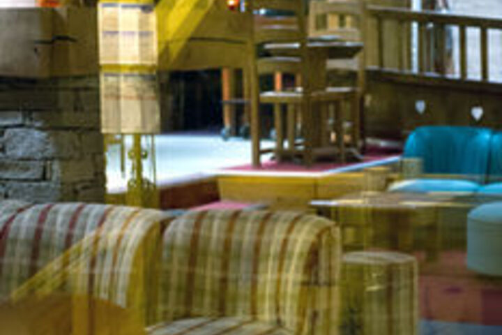 Lounge 41 of 74
