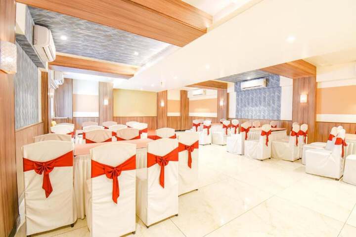 Ballroom/Hall 17 of 18