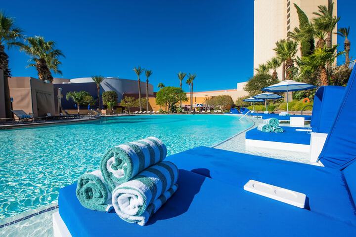 Pool Hotel