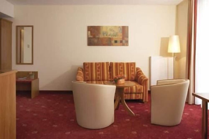 Room 9 of 32