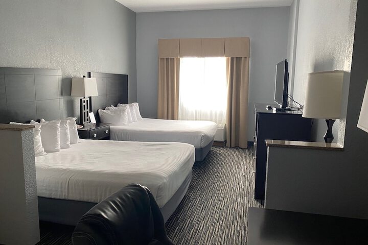 1 Queen Bed (1 of 5)