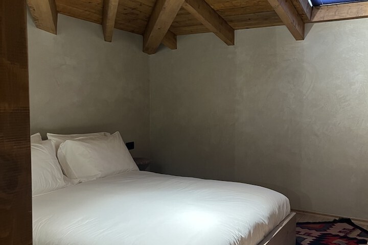 Room 8 of 93