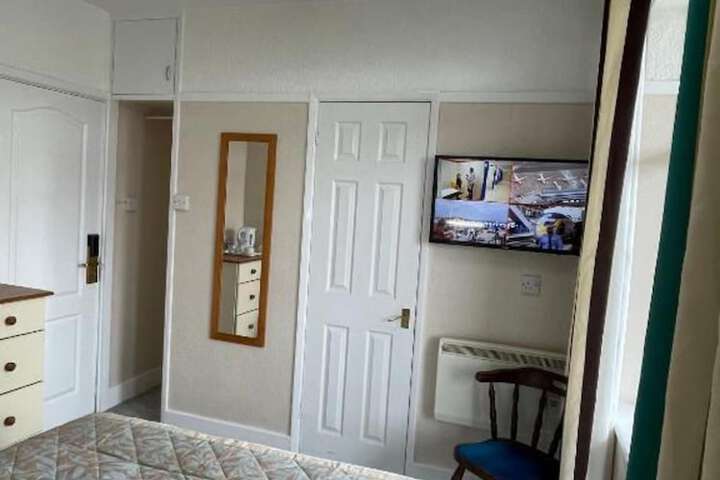 Room 17 of 28