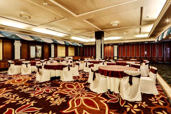 Ballroom/Hall 71 of 95