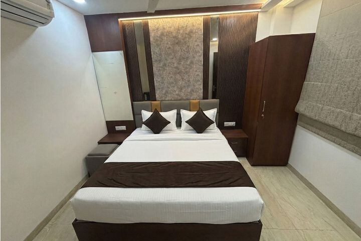 Room 9 of 42