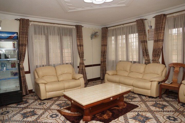 Lounge 38 of 44