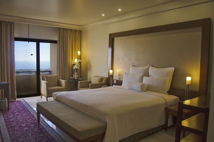 Room 6 of 28