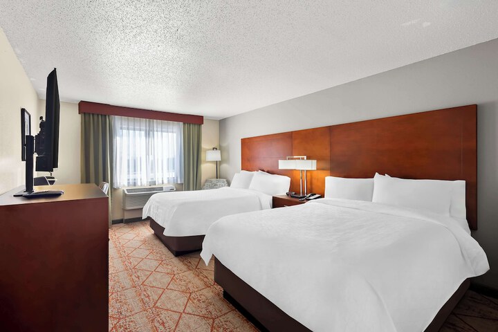2 Queen Beds Microwave and Refrigerator Full Breakfast (4 of 14)