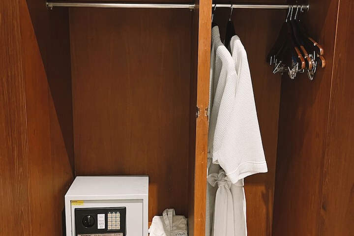 Room 9 of 90