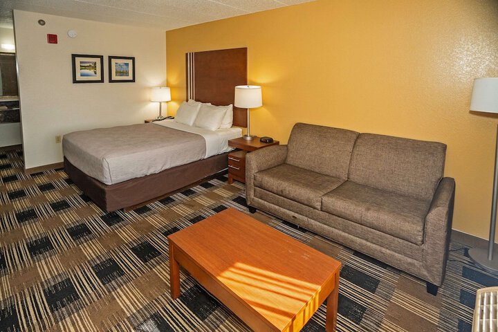 1 Queen Bed (7 of 13)